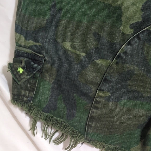 We The Free Button Fly Cutoff Shorts, Color Camouflage Size 8 - Picture 13 of 15